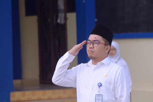 Pegawai Humas UIN Antasari Abdi Rifan Husna, S.T. saat memimpin upacara (Foto:Humas/Achmad Magfur)