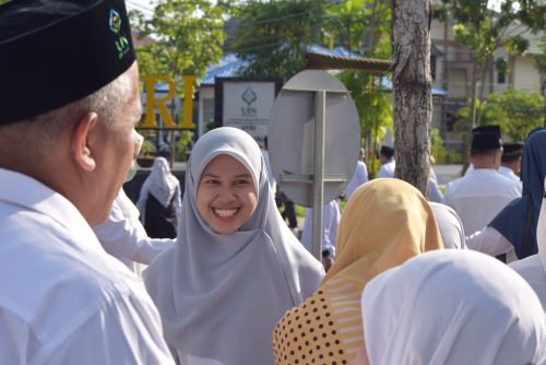 Pegawai Lembaga Penjaminan Mutu UIN Antasari Lisa Liana, M.Pd. usai mengikuti upacara (Foto:Humas/Achmad Magfur)