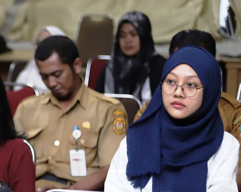 Peserta perempuan sedang mengikuti seminar nasional (Foto:Humas/Yulida Rifani)