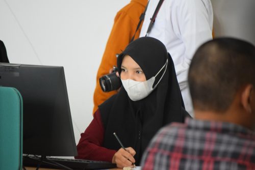 Peserta sedang menghitung rumus yang tepat dalam menjawab soal ujian (Foto:Humas/Achmad Magfur)