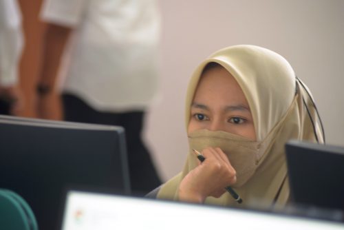 Peserta sedang serius mengikuti UM-PTKIN 2023 di ruang 3 Laboratorium Komputer Kampus 2 UIN Antasari (Foto:Humas/Achmad Magfur)