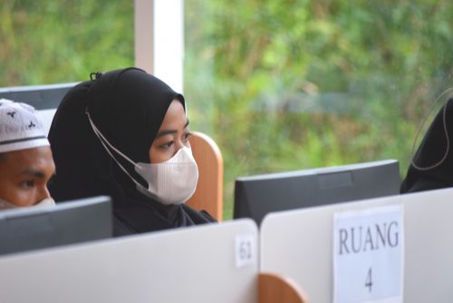 Peserta sedang serius mengikuti UM-PTKIN 2023 di ruang 2 Laboratorium Komputer Kampus 2 UIN Antasari (Foto:Humas/Achmad Magfur)