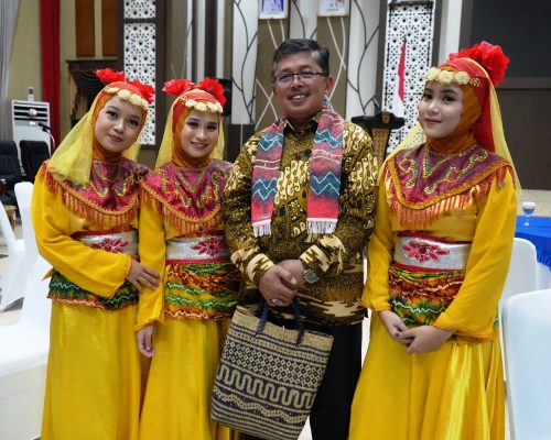 Prof. Dr. Ris'an Rusli, M.A., Dekan Fushpi UIN Raden Fatah Palembang saat berfoto bersama para mahasiswi UIN Antasari (Foto:Humas/Hadi Rustami)