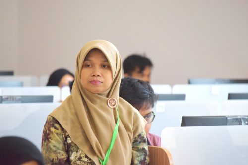 Raida Hasanah, M.Pd.I. saat menjadi pengawas UM-PTKIN 2023 di Kampus 2 UIN Antasari (Foto:Humas/Achmad Magfur)