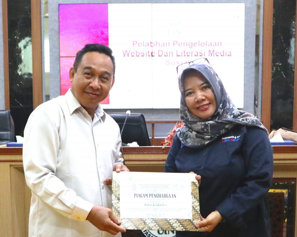 Redaktur Peliputan Bpost Group Anjar Wulandari, S.Sos. saat menerima piagam penghargaan (Foto:PPL/Muhammad Fikri Fadhil)
