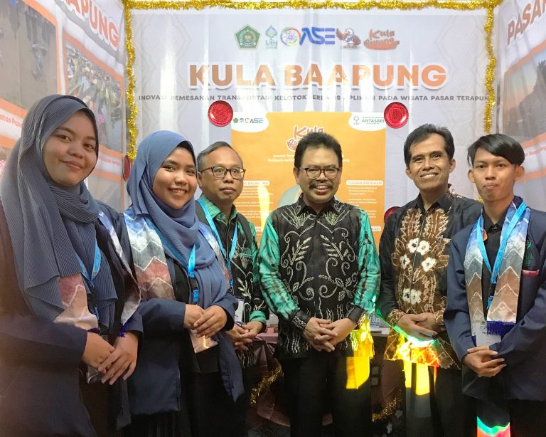 Rektor Prof. Dr. H. Mujiburrahman, M.A. (dua dari kanan) saat berkunjung ke Jakarta memberi semangat kontingen UIN Antasari (Foto:Humas/Abdi Rifan Husna)