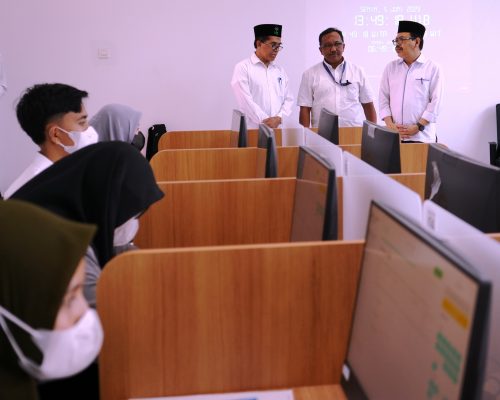 Rektor UIN Antasari Prof. Dr. H. Mujiburrahman, M.A. saat berdialog dengan Panitia Lokal UM-PTKIN 2023 (Foto:Humas/Hadi Rustami)