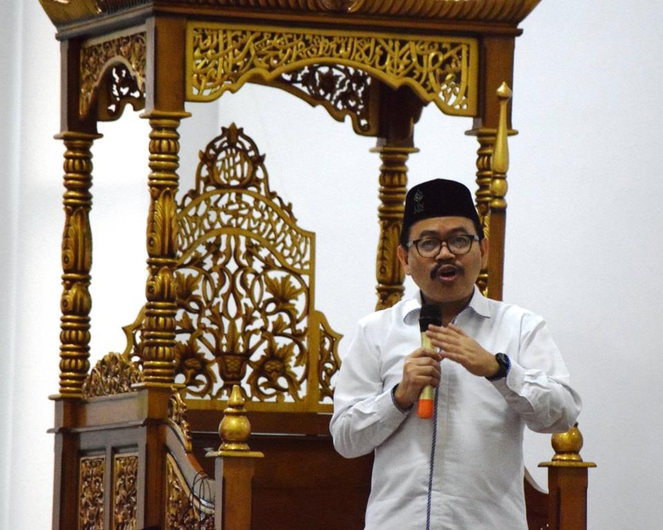 Rektor UIN Antasari Prof. Dr. H. Mujiburrahman, M.A. saat bersemangat memotivasi para mahasiswa (Foto:Humas/Hadi Rustami)