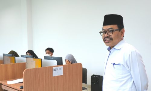 Rektor UIN Antasari Prof. Dr. H. Mujiburrahman, M.A. saat memantau kelancaran UM-PTKIN 2023 (Foto:Humas/Hadi Rustami)