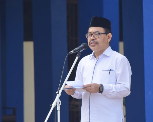 Rektor UIN Antasari Prof. Dr. H. Mujiburrahman, M.A. saat membacakan amanat Presiden RI (Foto:Humas/Achmad Magfur)