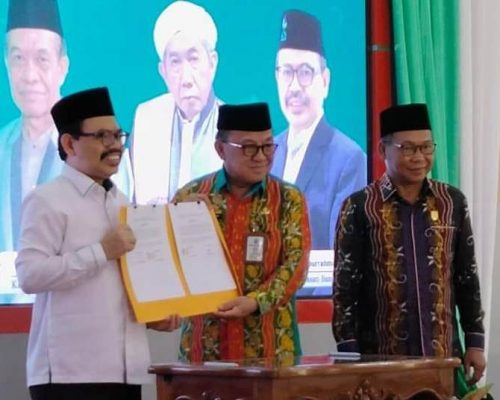 Rektor UIN Antasari dan Bupati Tabalong saat memperlihatkan MoU yang telah ditandatangani (Foto:Istimewa)