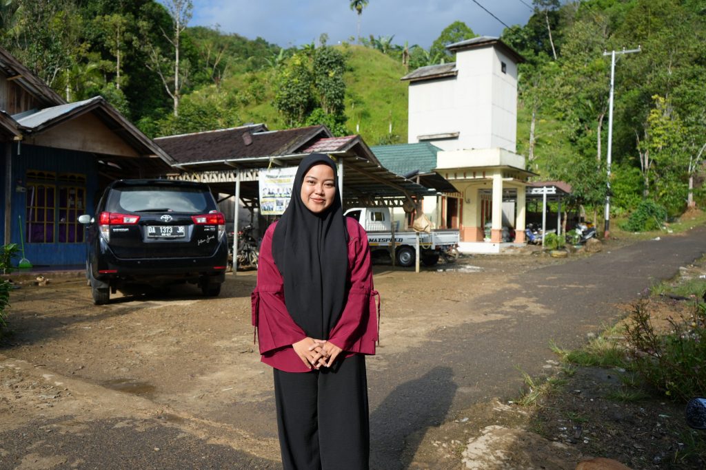 Riska Aulia, Mahasiswi Tadris Kimia saat KKN di Desa Patikalain (Foto:Humas/Ali Akbar)