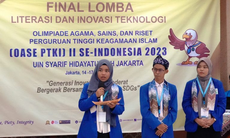 Rizki Munawwarah Damoiko saat mempresentasikan karya timnya di Lomba Literasi dan Inovasi Teknologi (Foto:Humas/Abdi Rifan Husna)