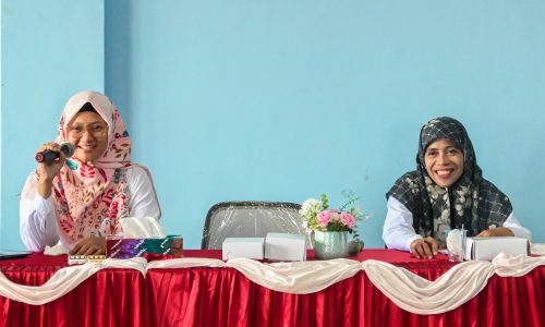 Rr. Yuliaty Dwi Prameswari, S.Kom. dari Unit Pengembangan Kewirausahaan dan Karier UIN Antasari saat menyampaikan peluang beasiswa S-2 dan peluang kerja (Foto:Humas/Sophia Perennia)