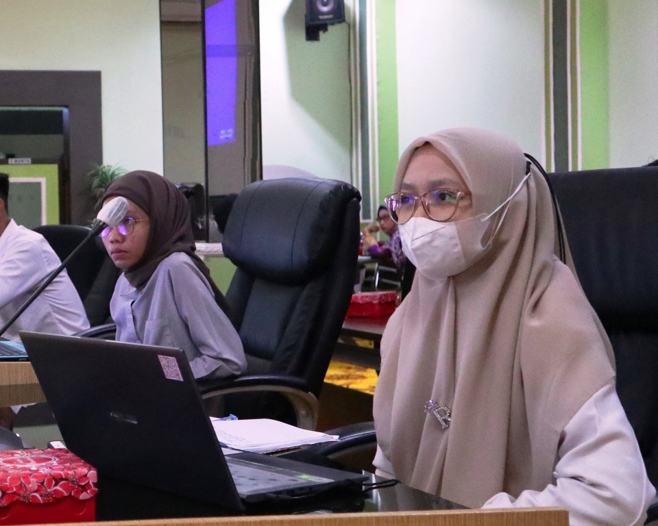 Ruhida, pegawai Bagian Umum UIN Antasari saat mengikuti pelatihan (Foto:PPL/Muhammad Hifzi Addini)