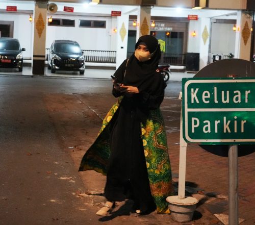 Salah satu dosen FUH UIN Antasari saat bersiap pulang (Foto:Humas/Achmad Magfur)