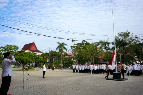 Suasana Upacara Bendera Peringatan Hari Lahir Pancasila 2023 di Halaman Gedung PSB Kampus 1 UIN Antasari (Foto:Humas/Hadi Rustami)