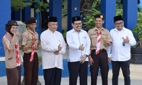 Tim petugas upacara sedang berfoto bersama Ketua Senat dan Rektor UIN Antasari (Foto:Humas/Achmad Magfur)