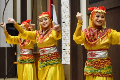 Trio mahasiswi FUH UIN Antasari saat menarikan tarian khas Kalsel (Foto:Humas/Achmad Magfur)