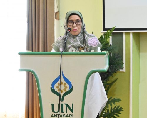 Wakil Rektor UIN Antasari Bidang Akademik dan Kelembagaan Dr. Hj. Nida Mufidah, M.Pd. saat membuka acara (Foto:Humas/Hadi Rustami)