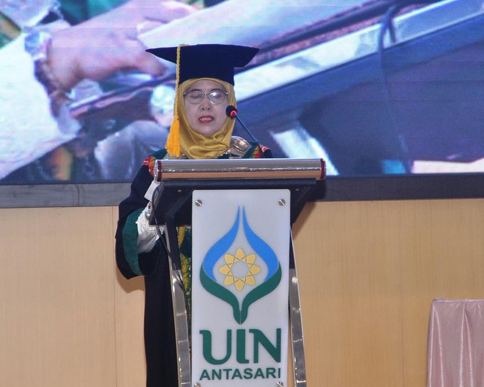 Wakil Rektor UIN Antasari Bidang Akademik dan Kelembagaan Dr. Hj. Nida Mufidah, M.Pd. saat menyampaikan laporan di Wisuda Sarjana ke-76 (Foto:Fauji untuk Humas)