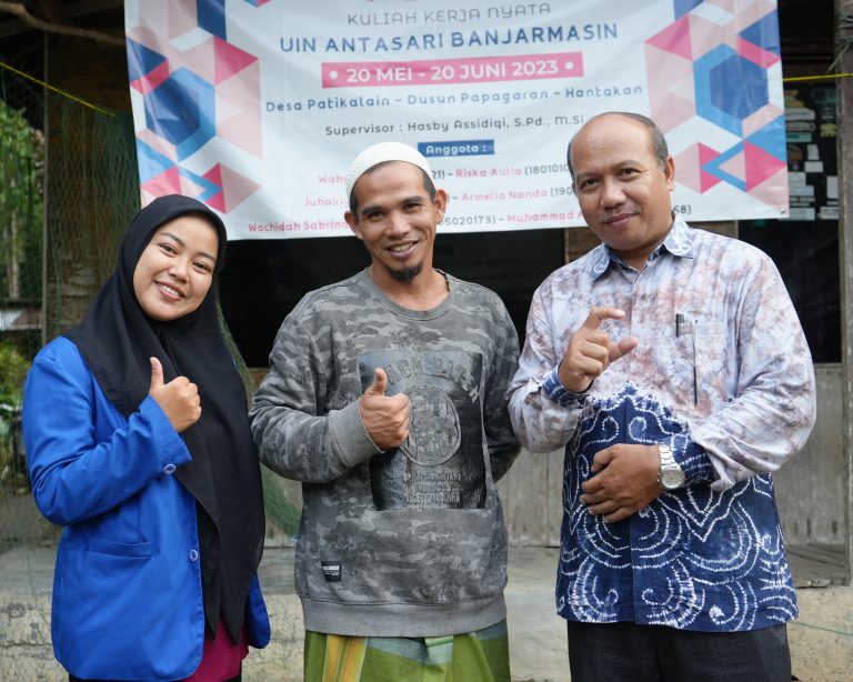 Warga Desa Patikalain Andi (tengah) saat berfoto bersama (Foto:Humas)