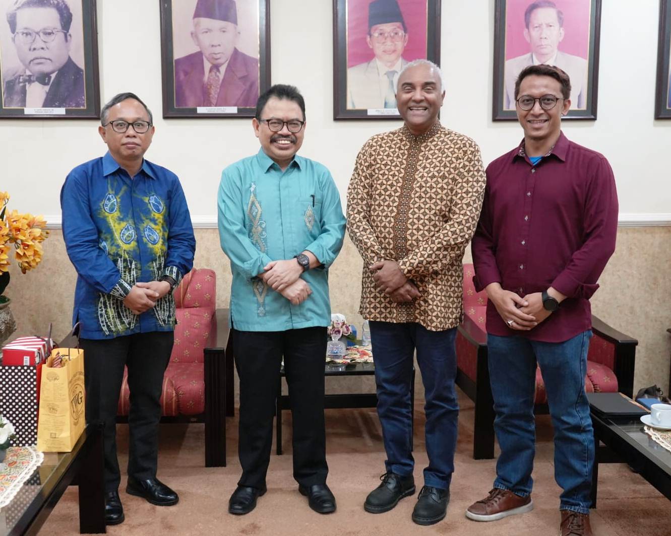 Dari kiri ke kanan: Wakil Rektor Bidang Kerja Sama dan Kemahasiswaan (Dr. Irfan Noor, M.Hum.), Rektor UIN Antasari (Prof. Dr. H. Mujiburrahman, M.A.), dan 2 peneliti dari Indonesia Programme RSIS NTU Singapore (Leonard C. Sebastian dan Syed Huzaifah Alkaff). Foto:Humas/Hadi Rustami