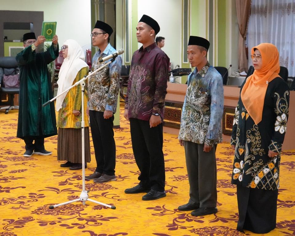 Dari kiri ke kanan Dr. Zulpa Makiah, M.Ag., Riza Saputra, M.A., Hanafi, S.Th.I., M.A., Hafiz Mubarak, S.Th.I., M.Pd.I., dan Dra. Halimatussa'diyah, M.Pd. (Foto Humas Hadi Rustami)