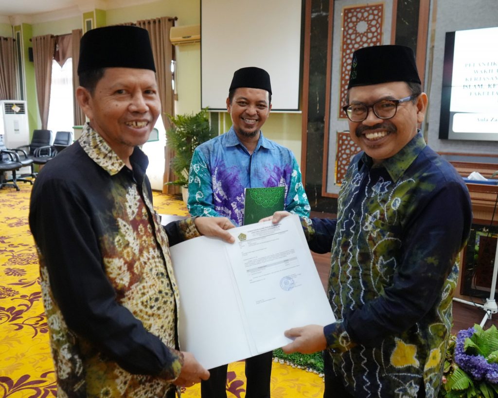 Dekan FEBI Dr. H. Sukarni, M.Ag. (kiri) saat menerima SK Prodi Manajemen Bisnis Syariah dan Akuntansi Syariah dari Rektor UIN Antasari Prof. Dr. H. Mujiburrahman, M.A. (Foto:Humas/Hadi Rustami)