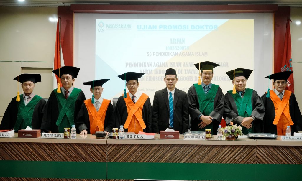 Dr. Arfan, S.S., M.Pd.I. saat berfoto bersama Tim Penguji (Foto:Humas/Hadi Rustami)