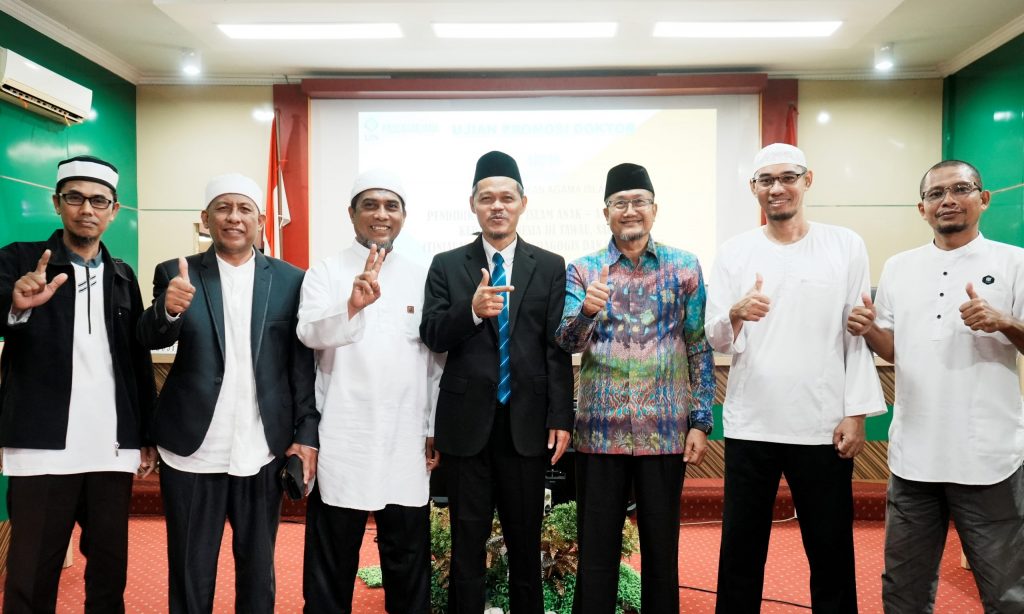 Dr. Arfan, S.S., M.Pd.I. saat berfoto bersama rekan-rekannya (Foto:Humas/Hadi Rustami)