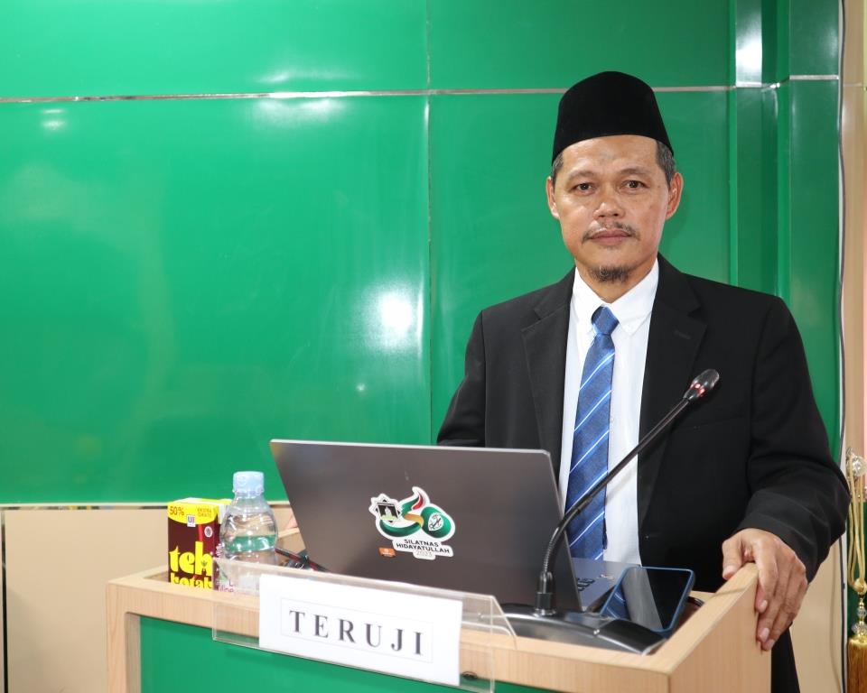 Dr. Arfan S.S., M.Pd.I. saat sesi berrfoto sebelum presentasi (Foto Humas Achmad Magfur) - kompres