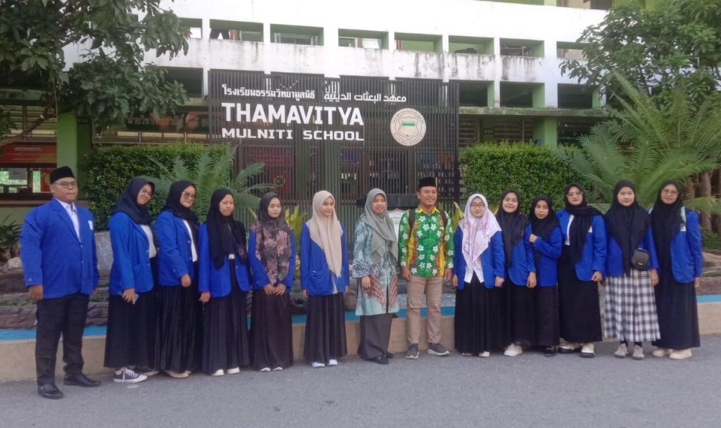 Dua belas mahasiswa UIN Antasari yang mengikuti KKN Internasional di Thailand tahun 2023 (Foto:M. Ridha untuk Humas)