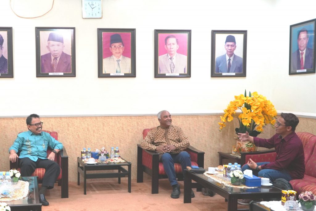 Dua peneliti asal RSIS NTU Singapura saat berbincang dengan Rektor UIN Antasari Banjarmasin (Foto:Humas/Hadi Rustami)