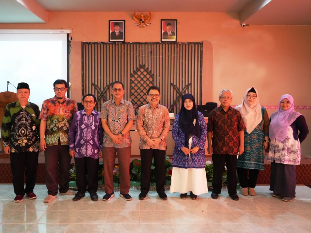 Foto bersama dengan 2 narasumber Lokakarya MBKM (Foto:Humas/Hadi Rustami)