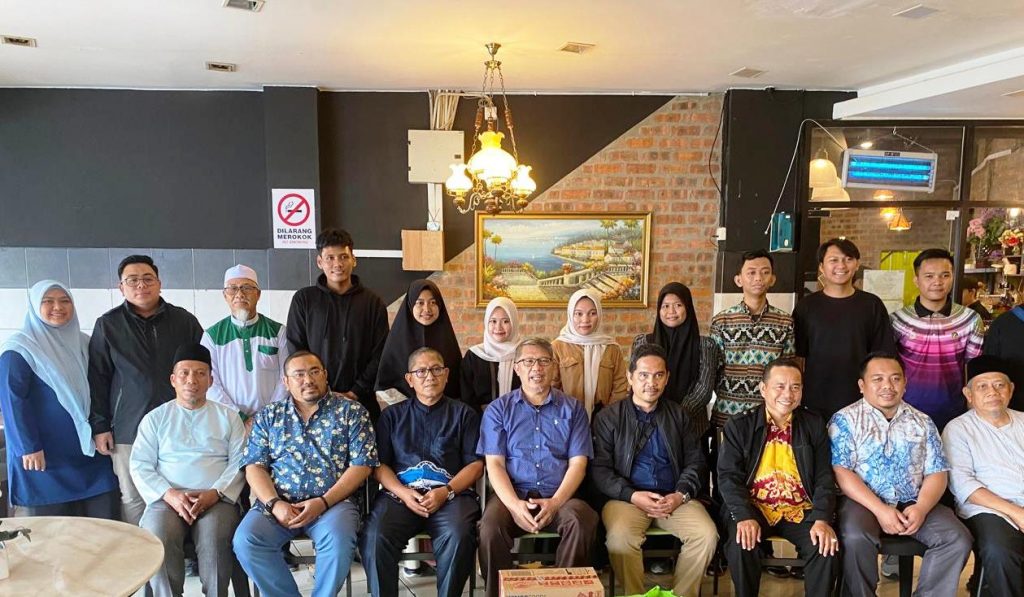 Foto bersama rombongan LP2M, para mahasiswa KKN Internasional, bersama pengurus Yayasan Hikmah Sarawak (Foto:Tim LP2M)