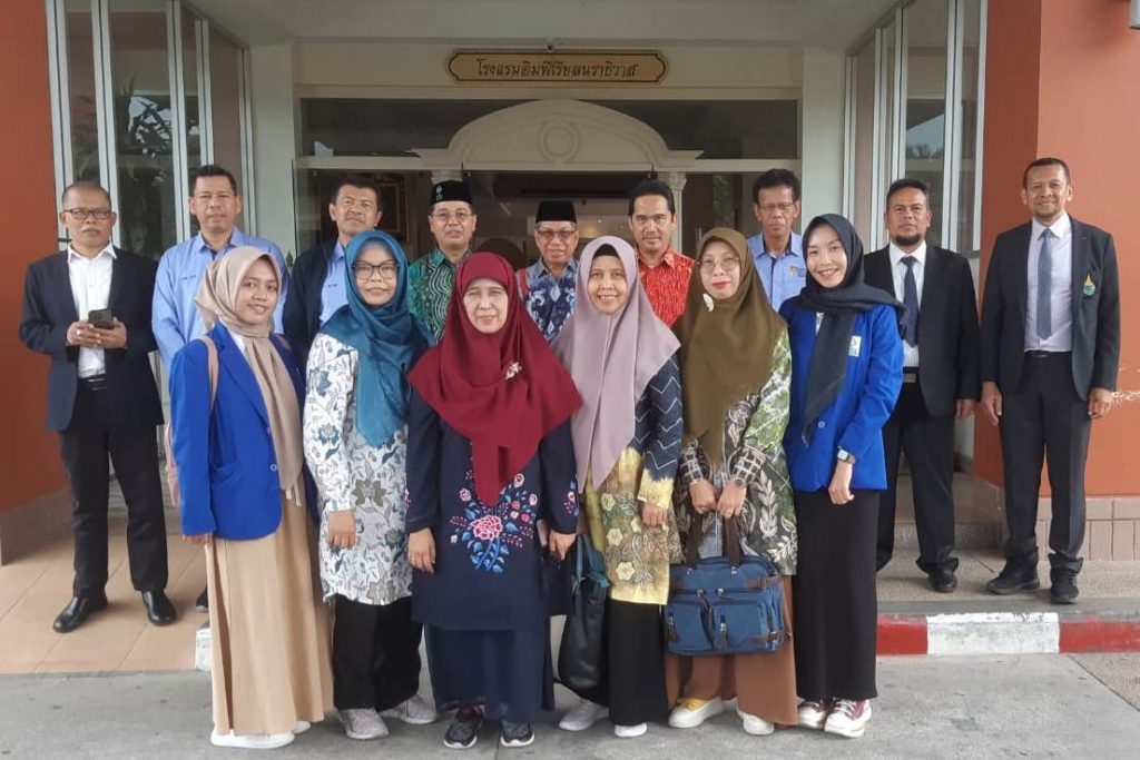 Foto bersama rombongan UIN Antasari Banjarmasin dengan para dosen PNU Thailand