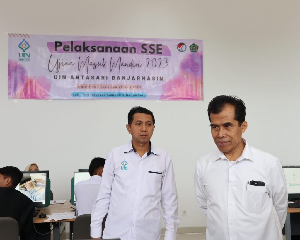 Karo AAKK UIN Antasari Drs. H. Rijalul Faqih, M.Si., M.E.I. (kanan) saat memantau Ujian Mandiri 2023 hari pertama (Foto:Humas/Achmad Magfur)