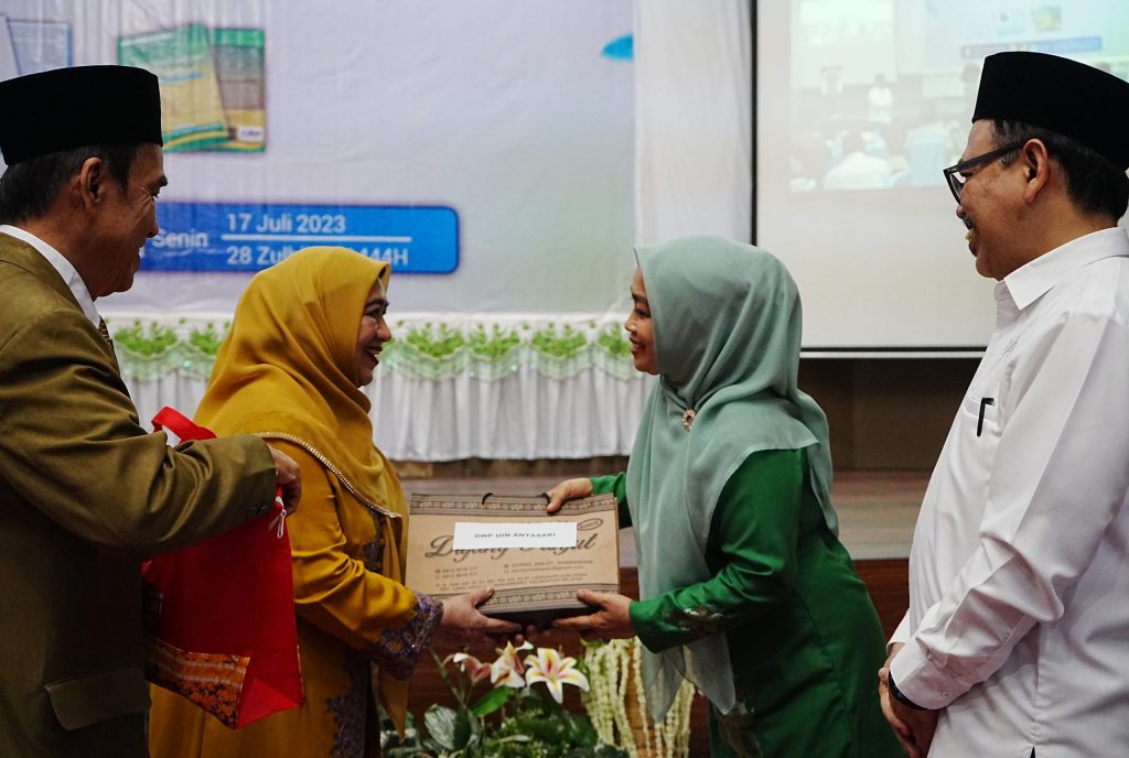 Ketua Dharma Wanita Persatuan UIN Antasari saat menyerahkan kenang-kenagan (Foto:Tim Humas)