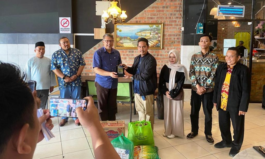 Ketua LP2M UIN Antasari Dr. M. Zainal Abidin, M.Ag. (ururan ke-4 dari kanan) saat menyerahkan kenang-kenangan kepada Yayasan Hikmah Sarawak (Foto: Tim LP2M)