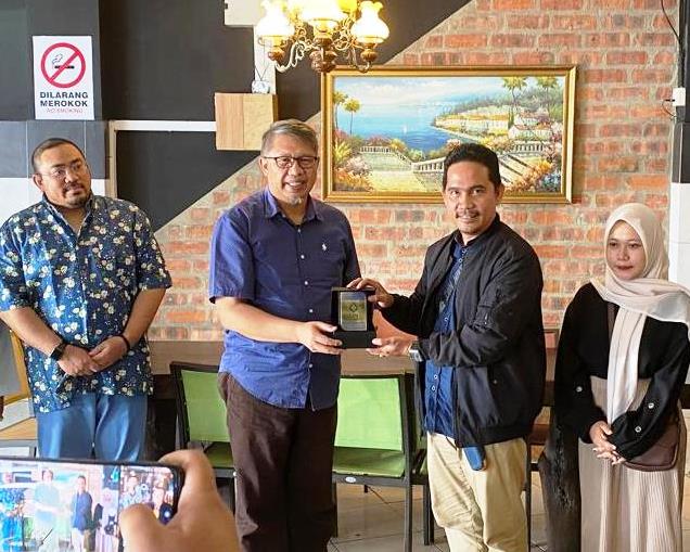 Ketua LP2M UIN Antasari Dr. M. Zainal Abidin, M.Ag. (ururan ke-4 dari kanan) saat menyerahkan kenang-kenangan kepada Yayasan Hikmah (Foto: Tim LP2M) - Foto Unggulan