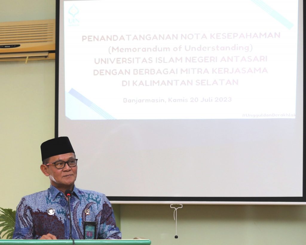 Ketua PTA Banjarmasin Dr. Drs. H. Firdaus Muhammad Arwan, S.H., M.H. saat memberikan sambutan (Foto:Humas/Yulida Rifani)