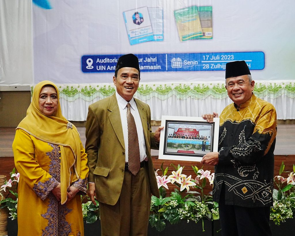 Ketua Senat UIN Antasari Prof. Dr. H. A. Hafiz Anshari A.Z., M.A. saat menyerahkan kenang-kenangan (Foto:Tim Humas)