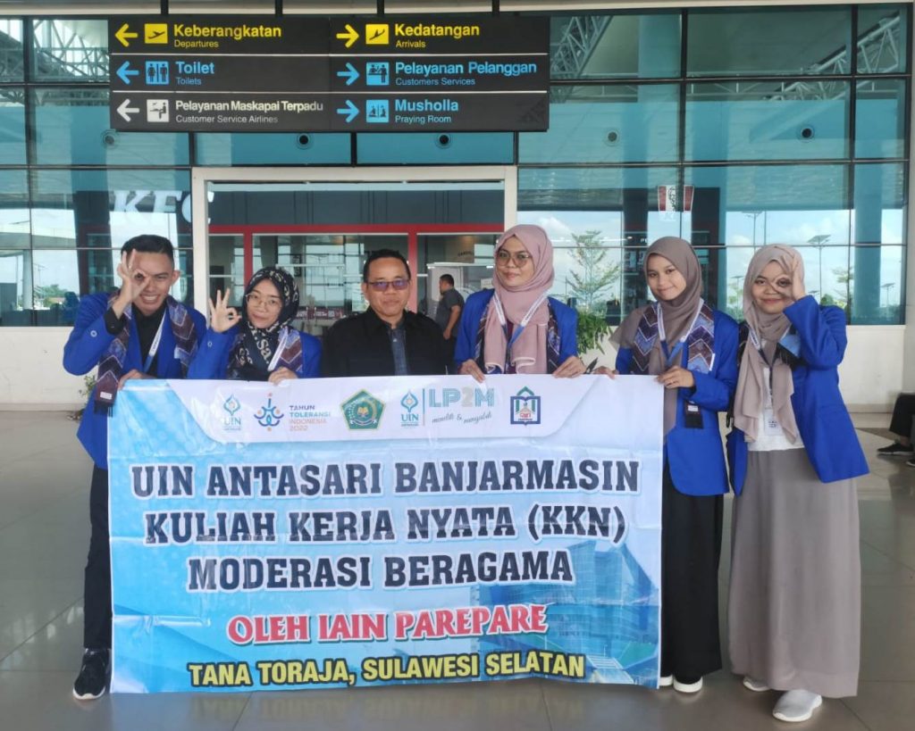 Koordinator PPM LP2M UIN Antasari Dr. Nuryadin, M.Ag. saat mendampingi keberangkatan 5 mahasiswa ke Sulawesi Selatan (Foto: Istimewa)