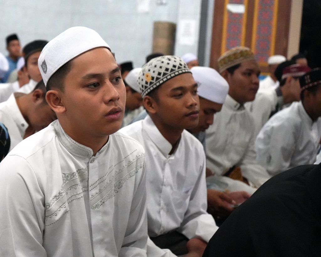 Muhammad Khairin Nor saat mendengarkan seksama nasihat-nasihat Rektor (Foto:Humas/Sarwani Abdan)