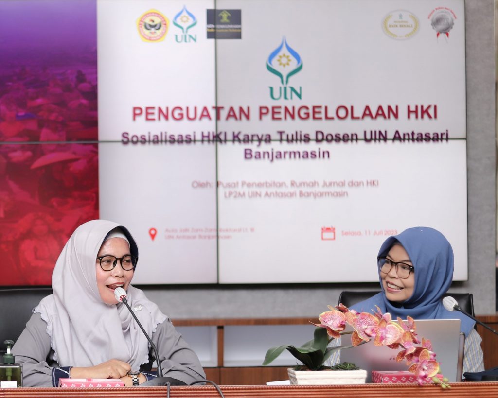 Ngatirah, Bc.I.P., S.H., M.H. (kiri) saat menyampaikan materi yang dipandu Dr. Siti Muflichah, M.Ag., M.Ed. (kanan). Foto:Humas/Yulida Rifani)
