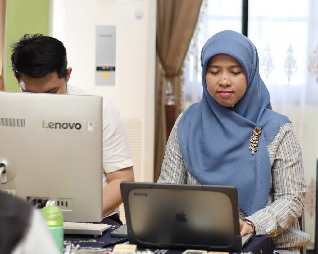 Panitia Sosialisasi HAKI Noor Hasanah, S.Pd.I., M.A. saat menyiapkan kelancaran acara (Foto:Humas/Yulida Rifani)