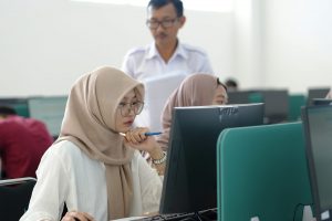 Panitia sedang berkeliling memastikan kelancaran ujian mandiri 2023 (Foto:PPL/M. Fikri Fadhiil)