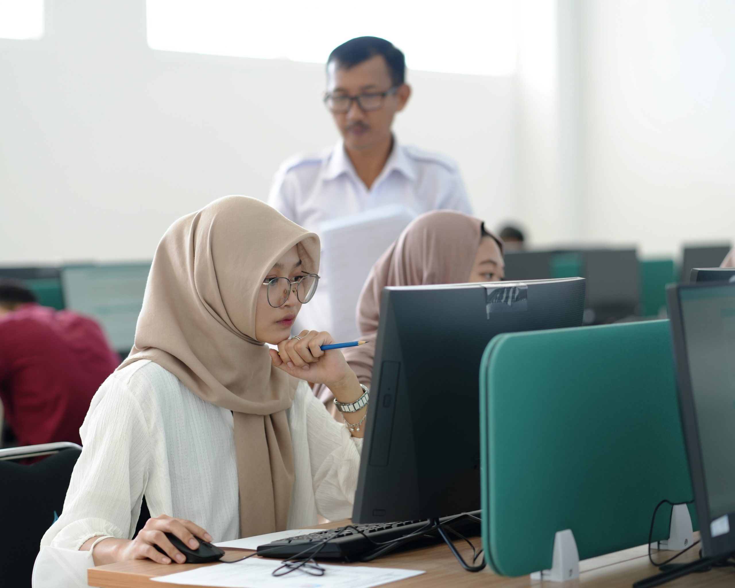 Panitia sedang berkeliling memastikan kelancaran ujian mandiri 2023 (Foto:PPL/M. Fikri Fadhiil)