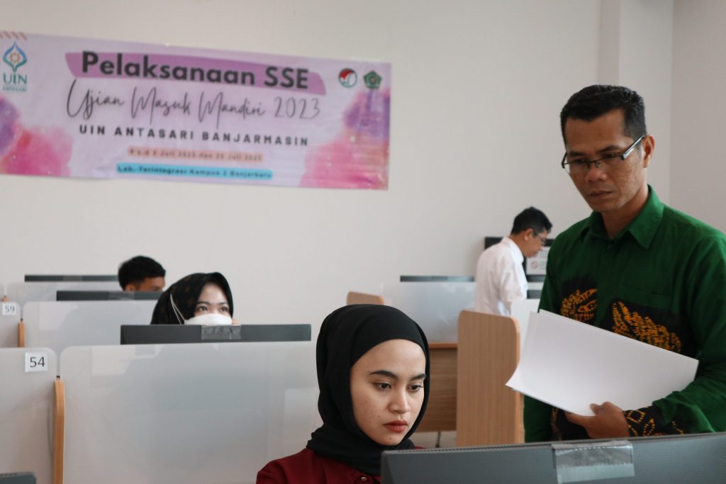 Panitia sedang memantau kelancaran peserta mengikuti Ujian Mandiri (Foto:Humas/Achmad Magfur)